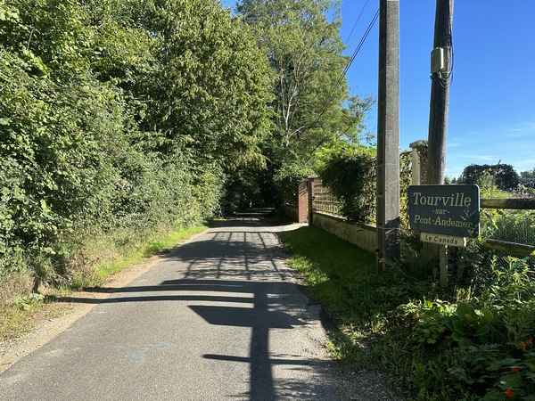 Nous sommes à nouveau sur la route des Bois de Selles. Nous traversons le hameau du Canada.