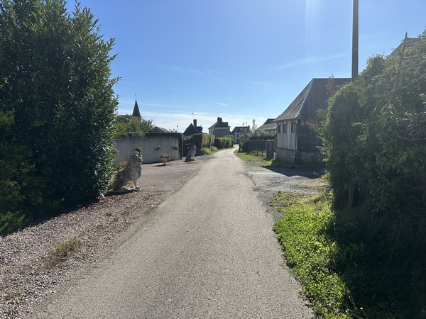 Nous fermons la boucle. La mairie est un peu plus loin, en face.