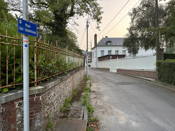 Nous partons du parking du cimetière, et suivons les balises bleues pour sortir de Doudeville.