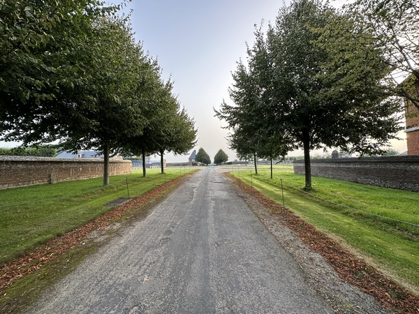 La rue du Château nous conduit directement devant le château de Galleville.