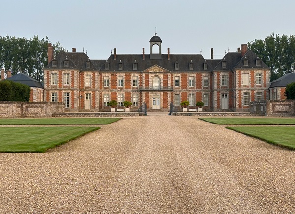 Et sur notre gauche, voici le beau château de Galleville, de style Louis XIII. C'est un château privé, il appartient à la même famille depuis le XVIIIe siècle.