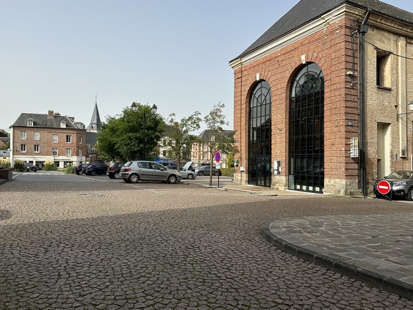 Nous voilà de retour à Doudeville. Les balises bleues nous guident vers la D20, mais nous avons préféré l'éviter, et prendre la rue du Pâtis au Prêtre pour fermer la boucle.