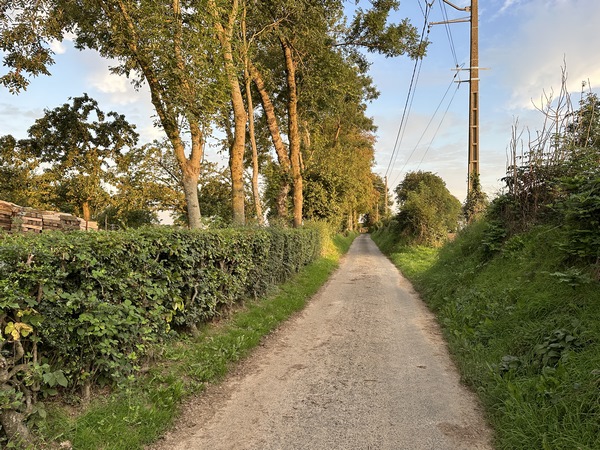 Nous traversons le village par le Chemin des Vents, puis le Chemin de la Brétèque, qui devient un vrai chemin après les dernières maisons.