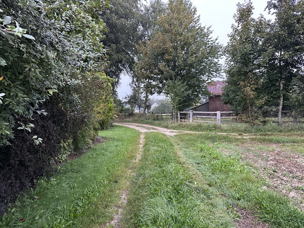 Un chemin relie la rue de la Forge à la rue du Haut Hôtel.
