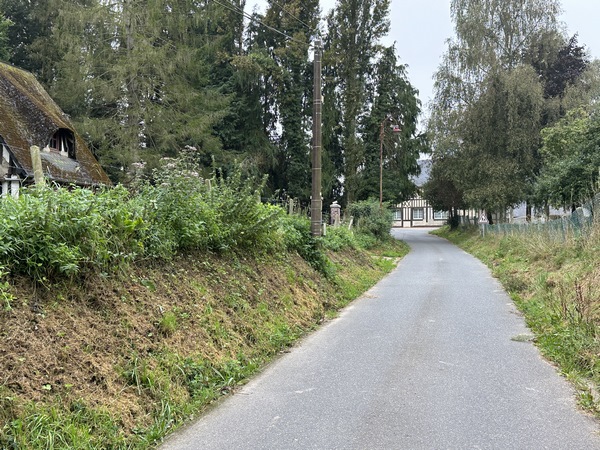 Nous entrons dans St-Gilles-de-Crétot par le Chemin des Vaux.
