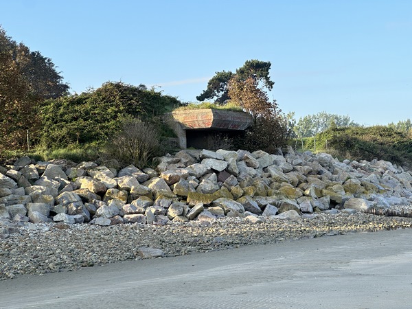 Ce petit blockhaus est un repère : nous allons bientôt quitter la plage et suivre le premier chemin à gauche.