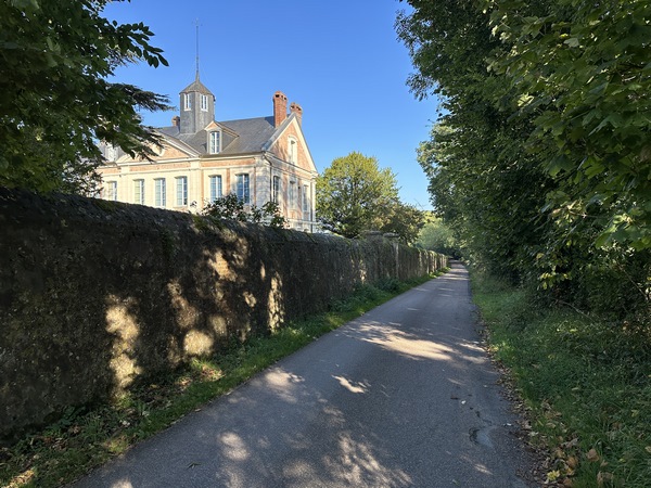 Nous suivons maintenant le GR223 sur le Chemin des Bruyères, petite route bordée de plusieurs manoirs.