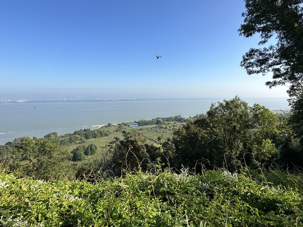 Près de la chapelle, se trouve un belvédère avec une vue imprenable sur l'estuaire de la Seine.