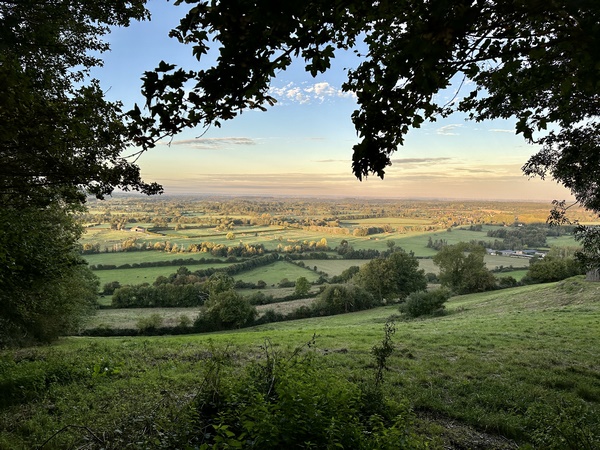 Le chemin du Hoguenet domine la vallée de la Vie, et offre de somptueux panoramas sur ce paysage de bocage.