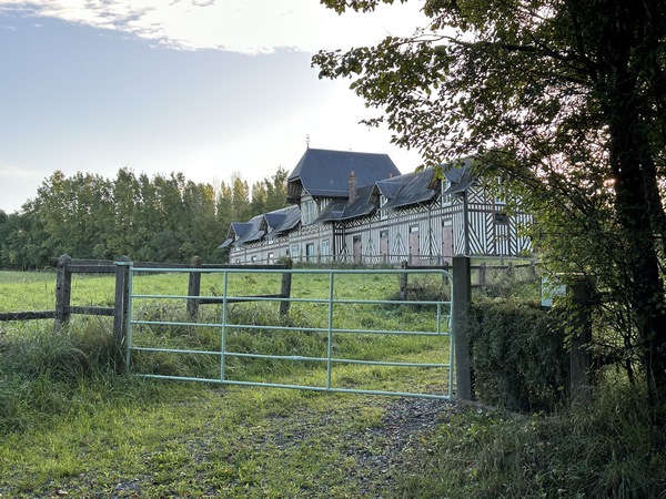 Nous sommes dans le pays des chevaux, et nous longeons plusieurs haras, avec ici une superbe écurie / habitation.