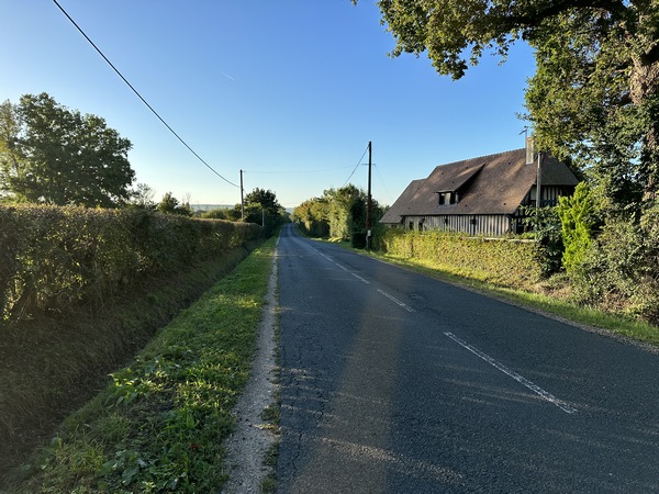 Nous avons choisi de ne pas suivre les chemins qui longent la D136, mais de prolonger le circuit par la D47. Ce n'est pas notre passage préféré, mais l'accotement est praticable et les paysages sont agréables.