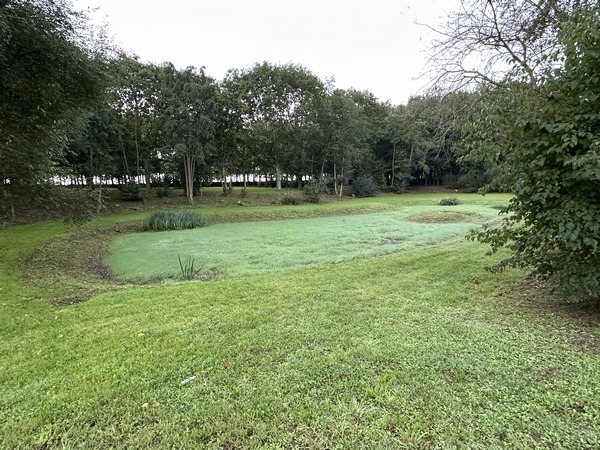 Je longe la mare du centre bourg. Gonzeville a été distinguée à plusieurs reprises pour la sauvegarde de son patrimoine naturel et bâti.&nbsp;