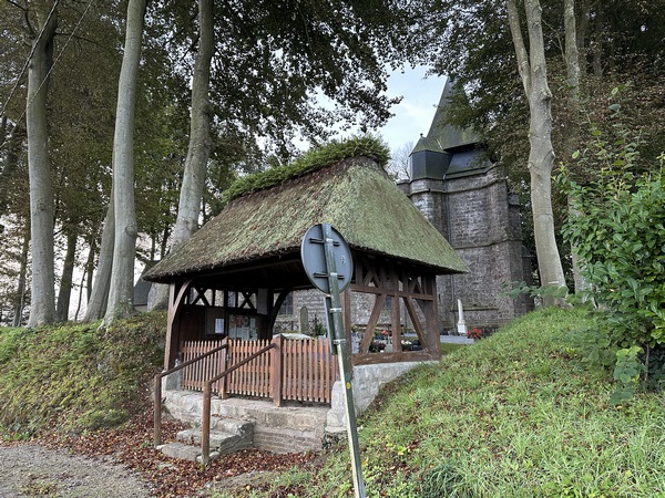 J'arrive au niveau de l'église Saint-Samson (Choeur du XIIIe, clocher du XVIe). Je ne résiste pas au plaisir de passer le portail de chaume et faire le tour de l'église.