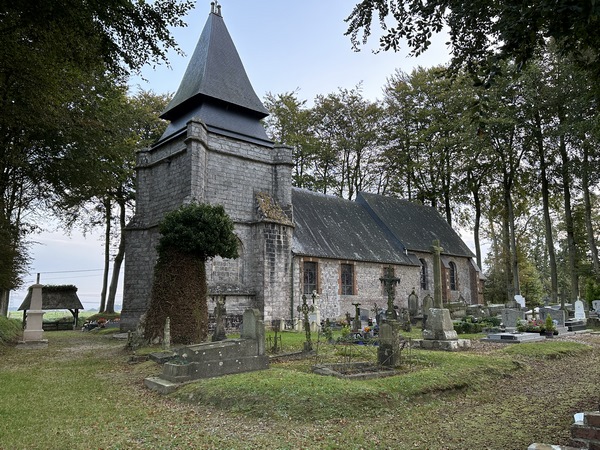 L'église Saint-Samson de Gonzeville est entourée d'un talus planté, à la manière des clos-masures du Pays de Caux.