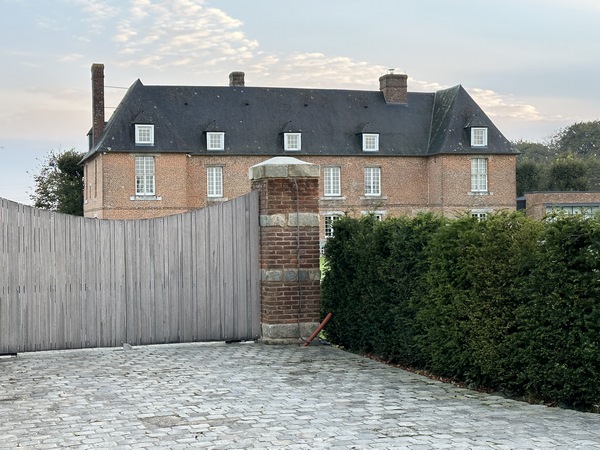 Le circuit continue, derrière moi, sur la route qui fait face à ce manoir restauré.
