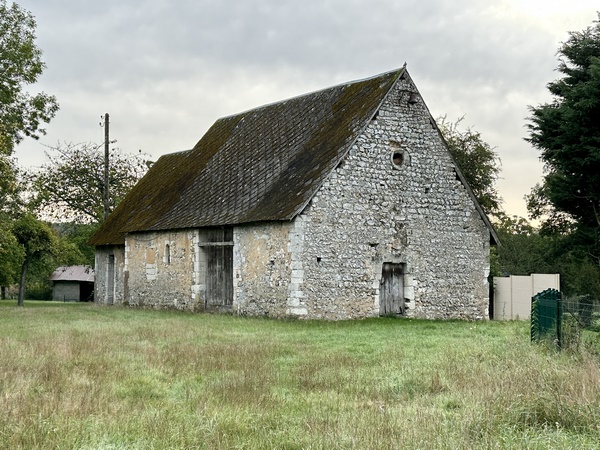 Impossible de quitter Rondemare sans voir la vieille chapelle Sainte-Catherine. La nef a été reconvertie en cave et en grange, mais le chœur a conservé son ancienne destination, et on y célèbre parfois des offices.