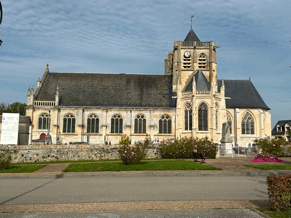 Nous partons du parking de la mairie, au pied de l'église Saint-Martin.
