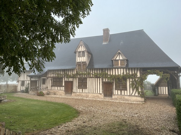 Nous longeons la belle Maison François 1er (qui fut plutôt celle de son Piqueur). Ce roi aimait chasser en forêt de Brotonne et séjourna souvent à Vatteville-la-Rue.