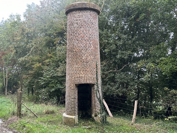 Au bord de la route d'Aizier, se trouve le phare de la Neuville, construit en 1842 pour guider les navires sur la Seine. Les travaux d'endiguements de la Seine ont éloigné le phare de la rivière et amélioré la sécurité des navires, rendant le phare inutile.