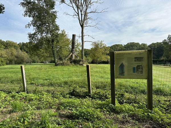 Nous faisons un petit aller-retour pour regarder les vestiges du Moulin de la Vallée, ancien moulin à vent sur pivot.