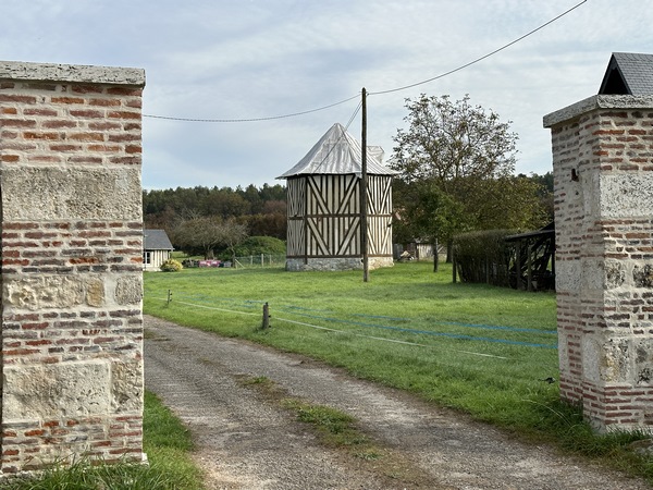 Nous longeons la ferme de l'Amirauté, ancienne habitation d'armateur. Nous n'en voyons que le colombier, l'habitation est en travaux.