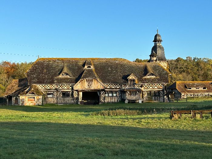 <span style="color: rgb(102, 102, 102); font-family: Arial, sans-serif; font-size: 16.96px;">Le domaine du Val Gallerand est une ancienne ferme qu'un entrepreneur elbeuvien a fait reconstruire en 1930, avec des matériaux de l'ancienne gare de Dauville. Le résultat est magnifiquement insolite.</span>