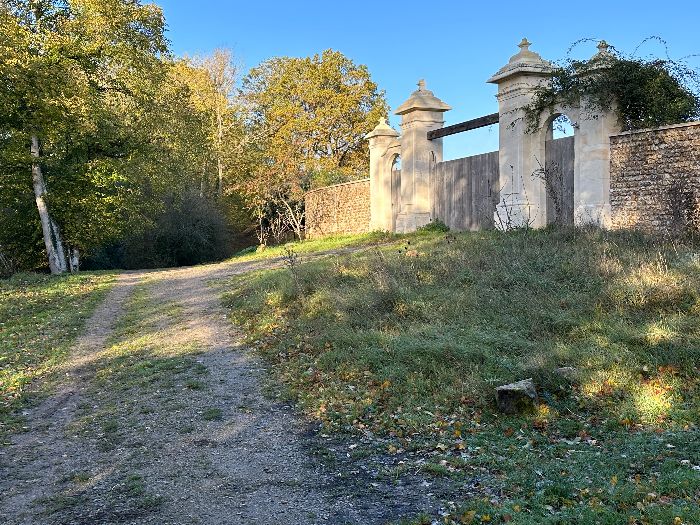 Nous quittons le GR224 pour monter dans le bois de Grammont. Nous longeons ici un manoir construit sur les vestiges du Prieuré Saint-Etienne de Grammont.