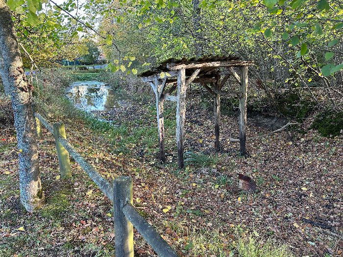 Sur la route de la Forêt, nous longeons cette mare équipée d'un portique équipé d'une chaîne et d'une anse. Etait-ce un seau à chaîne pour puiser l'eau de la mare ?