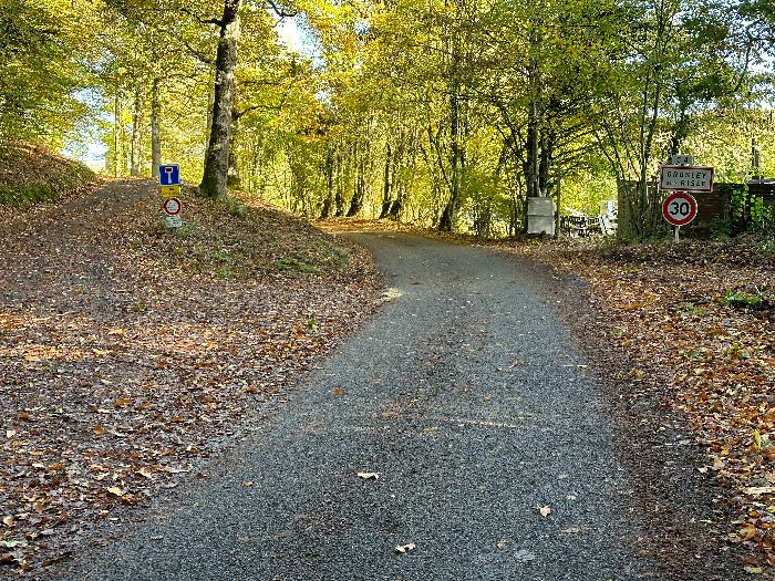 A l'entrée de Grosley, nous quittons le C4 pour suivre à gauche la rue du Vieux Château.