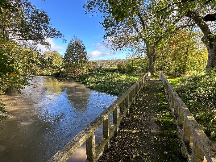 Nous traversons la Risle sur une passerelle, avec une pose pour profiter au mieux de ces paysages de la vallée. Parenthèse : nous sommes en novembre !