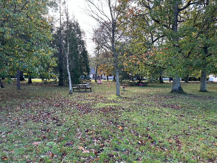 Nous retrouvons la salle Bernard Brossois et son aire de pique-nique.