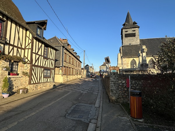 Nous poussons jusqu'au bourg de Genneville, pour trouver le seul banc de ce circuit et profiter du thermos. Au centre du bourg,&nbsp; près de l'église Saint-Ouen (XIIIe -> XVIIe), on peut remarquer plusieurs maisons en pierres et pan de bois restaurées.&nbsp;