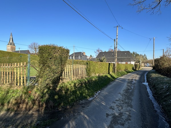 Nous voilà de retour au Theil-en-Auge. On distingue la flèche de l'église Saint-Pierre à gauche.