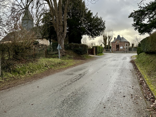 Nous voilà de retour au centre du bourg, avec en face la petite mairie (1905).