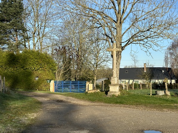 Au calvaire, nous prenons le chemin à gauche, puis le premier chemin à droite.&nbsp;