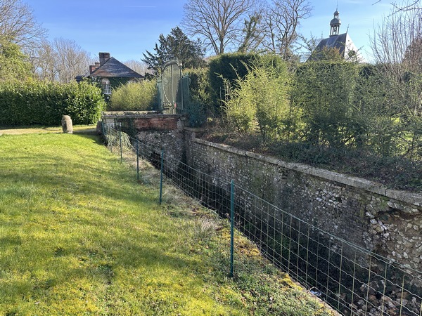 Et voici le château de Mauny, ancienne forteresse médiévale, devenu château de plaisance au XVIIIe siècle avec la famille d'Estampes.