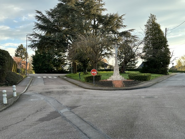 Je traverse Bonsecours pour rejoindre le chemin des Noyers.