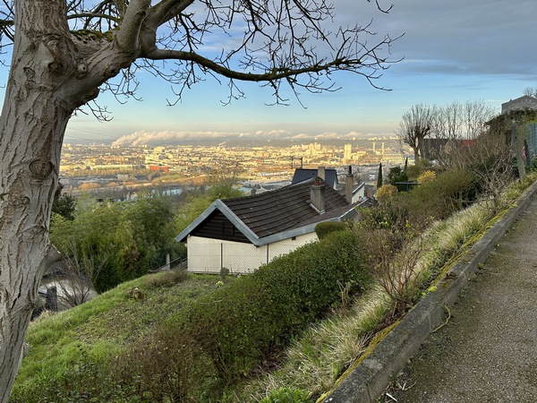 J'arrive sur la sente des Tilleuls, qui domine la Seine et l'île Lacroix.