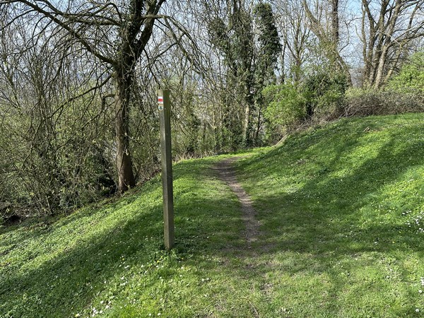 Le chemin du GR2 relie l'esplanade du monument Jeanne d'Arc à la ligne de l'ancien tramway.
