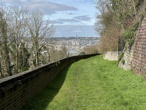 La ligne de l'ancien tramway est aménagée en promenade entre Bonsecours et Rouen. Les lignes de ce tramway ont subi d'importants dommages lors des bombardements de 1944, et la dernière rame est retirée de la circulation en 1953.