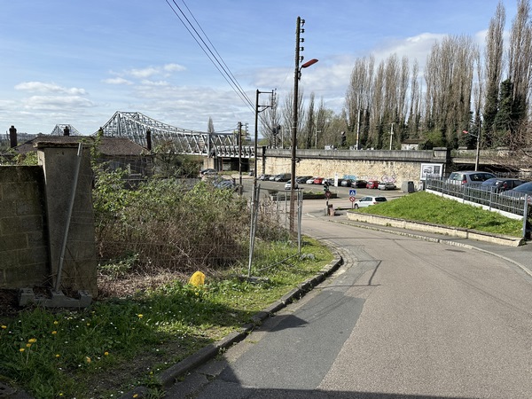 La rue de Thuringe débouche sur un parking relai de l'agglomération, et permet d'accéder au quai.