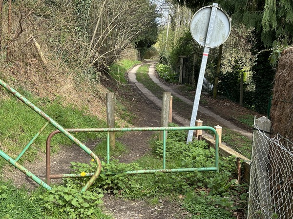La sente du Mont Auger se termine en voie carrossable pour rejoindre le Mesnil-Esnard.