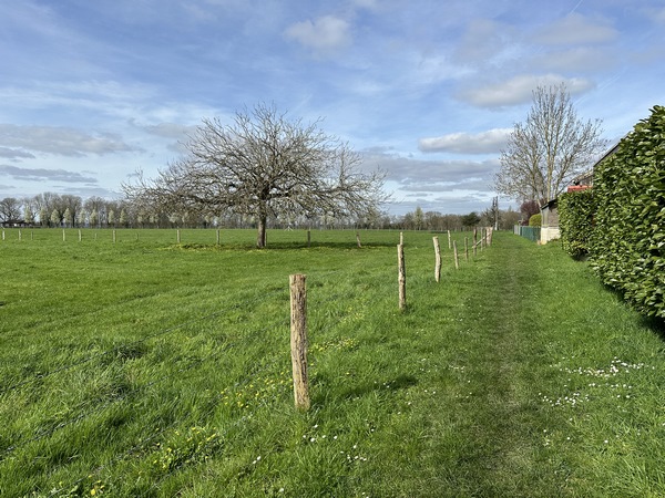 Nous entrons dans le Mesnil-Esnard, en suivant ici le chemin des Pérets.