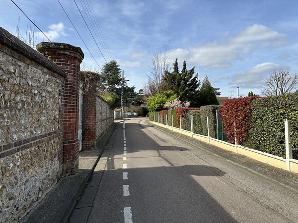 Nous entrons dans Bonsecours par la rue Léon Lebourgeois.