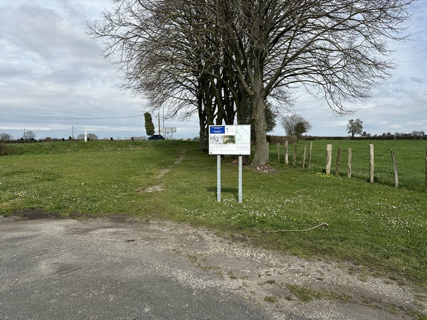 Nous arrivons au bout de la Sente de l'Eglise, ancienne entrée du village avant la création de la D43. Nous allons continuer tout droit, le long du panneau de présentation de ce circuit, et traverserons la N31. (Attention avec les enfants, la N31 est très fréquentée, et ne se voit pas d'ici.)
