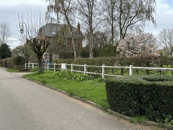 Nous rejoignons la rue des Vatines, au sud de Saint-Jacques.