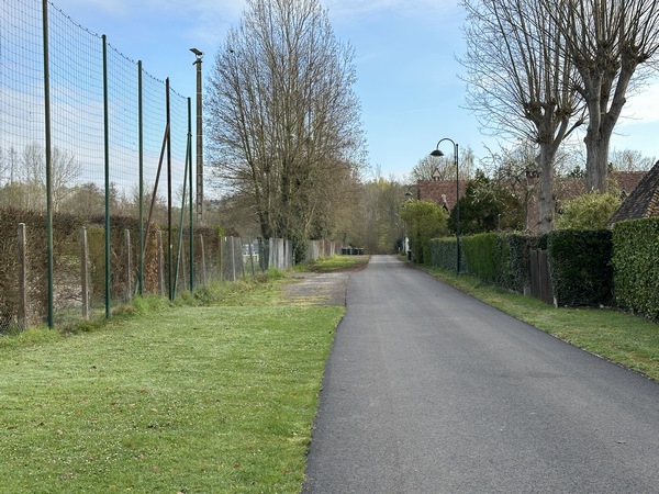 Depuis son parking, je longe le stade Emile Letord de Crèvecoeur (Clef-Vallée-d'Eure), en direction de l'Eure.