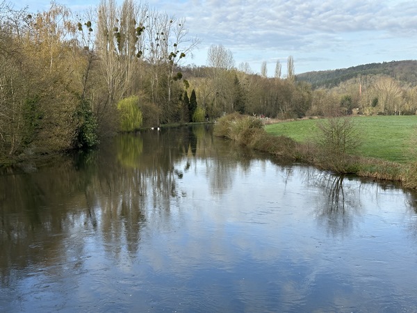 Vue sur l'Eure depuis le pont de Crèvecoeur.