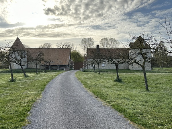 Le Manoir est une ancienne ferme fortifiée dont l'origine remonte au Moyen-Âge. Du Guesclin y aurait passé la nuit avant la bataille de Cocherel.