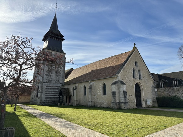 J'arrive au niveau de l'église Saint-Paul (XVIe et XIXe) et continue sur le chemin qui la longe.